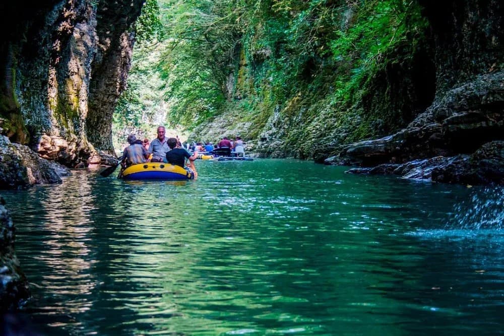 Private vs. Group Tours in Georgia: Which is Best for You?